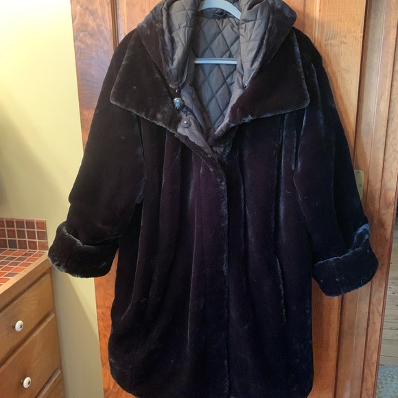 Dennis Basso, NEW WITH TAGS, REVERSIBLE Diamond Quilted, water resistant. - Picture 3 of 10